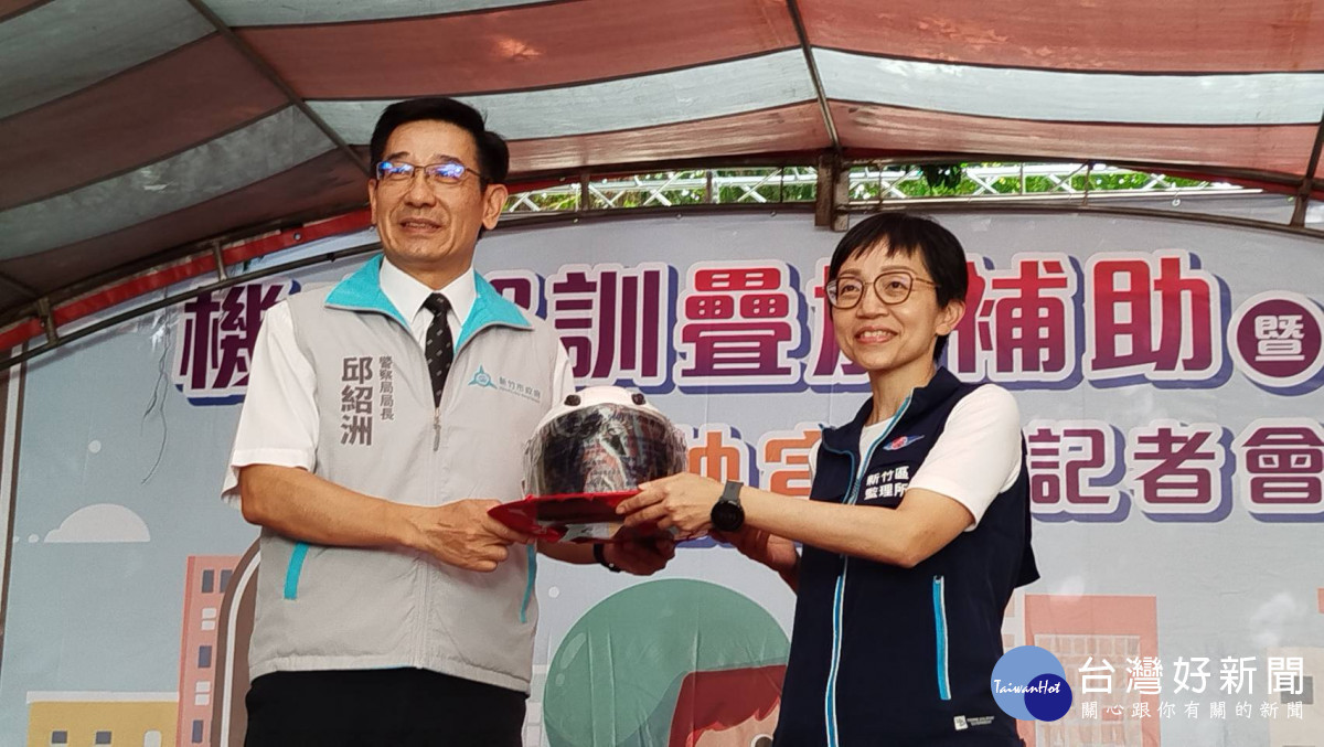 新竹區監理所聯合新竹市警察局跨機關合作,提供轄區內桃竹苗地區民眾報名駕訓課程贈送機車安全帽500頂。