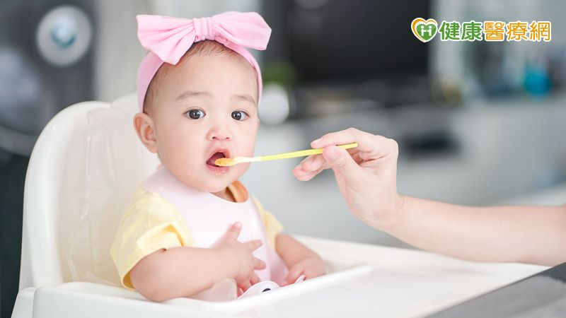 1歲寶寶可以跟著大人一起吃飯？ 營養師提副食品建議