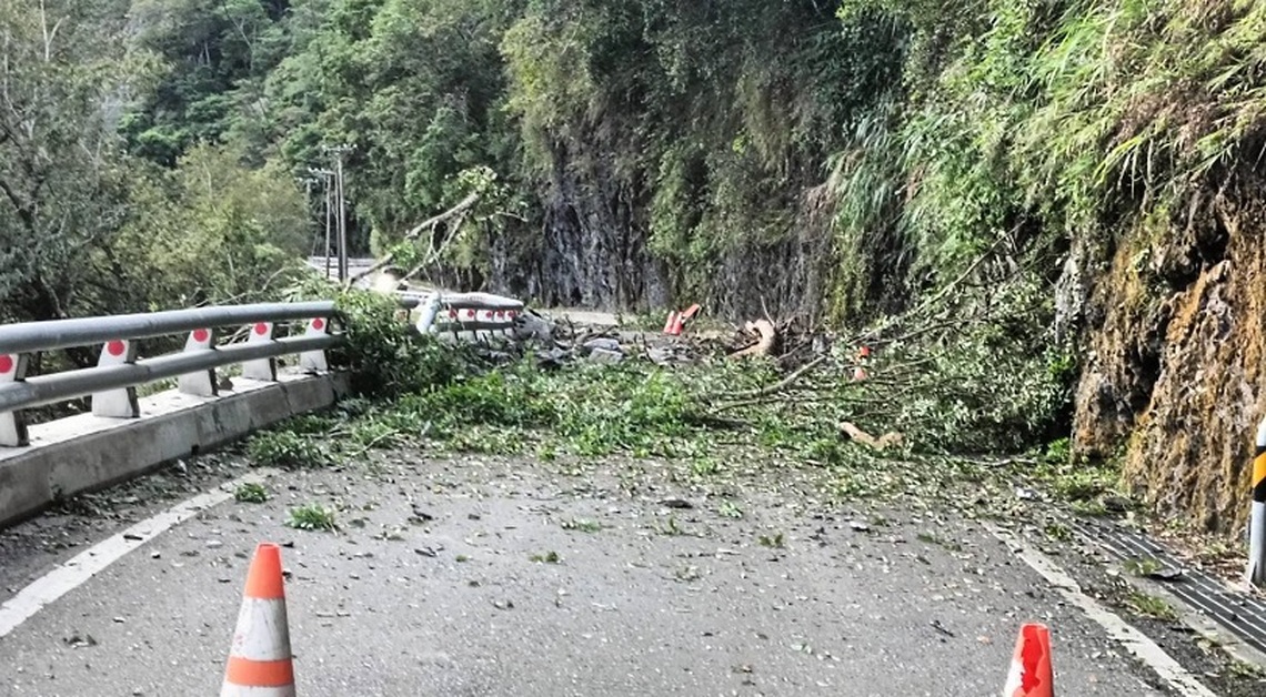 臺東縣海端鄉利稻路段發生邊坡坍方  導致道路阻斷無法通行
