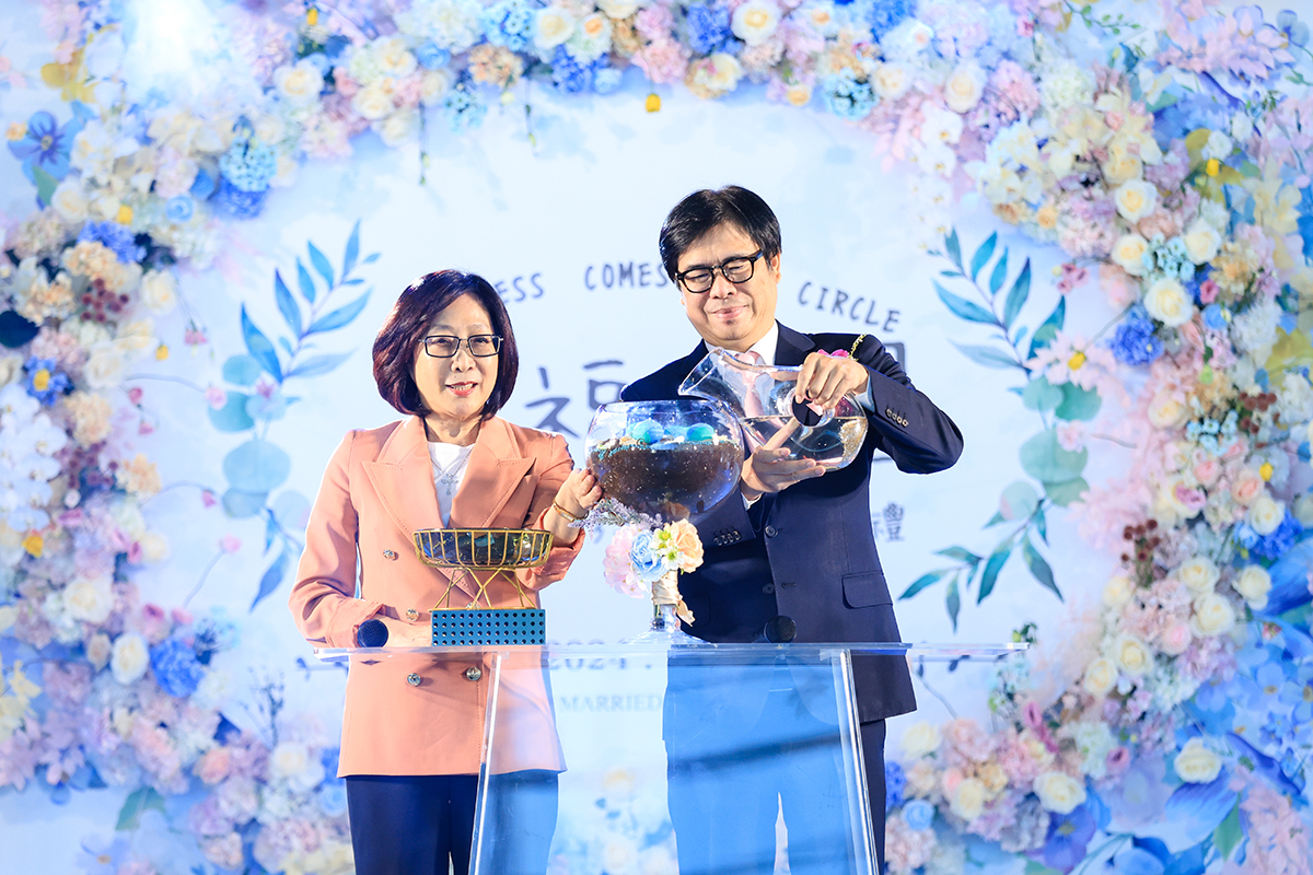 ▲陳其邁市長、康裕成議長祝福新人。（圖/創新聞記者朱星明翻攝）