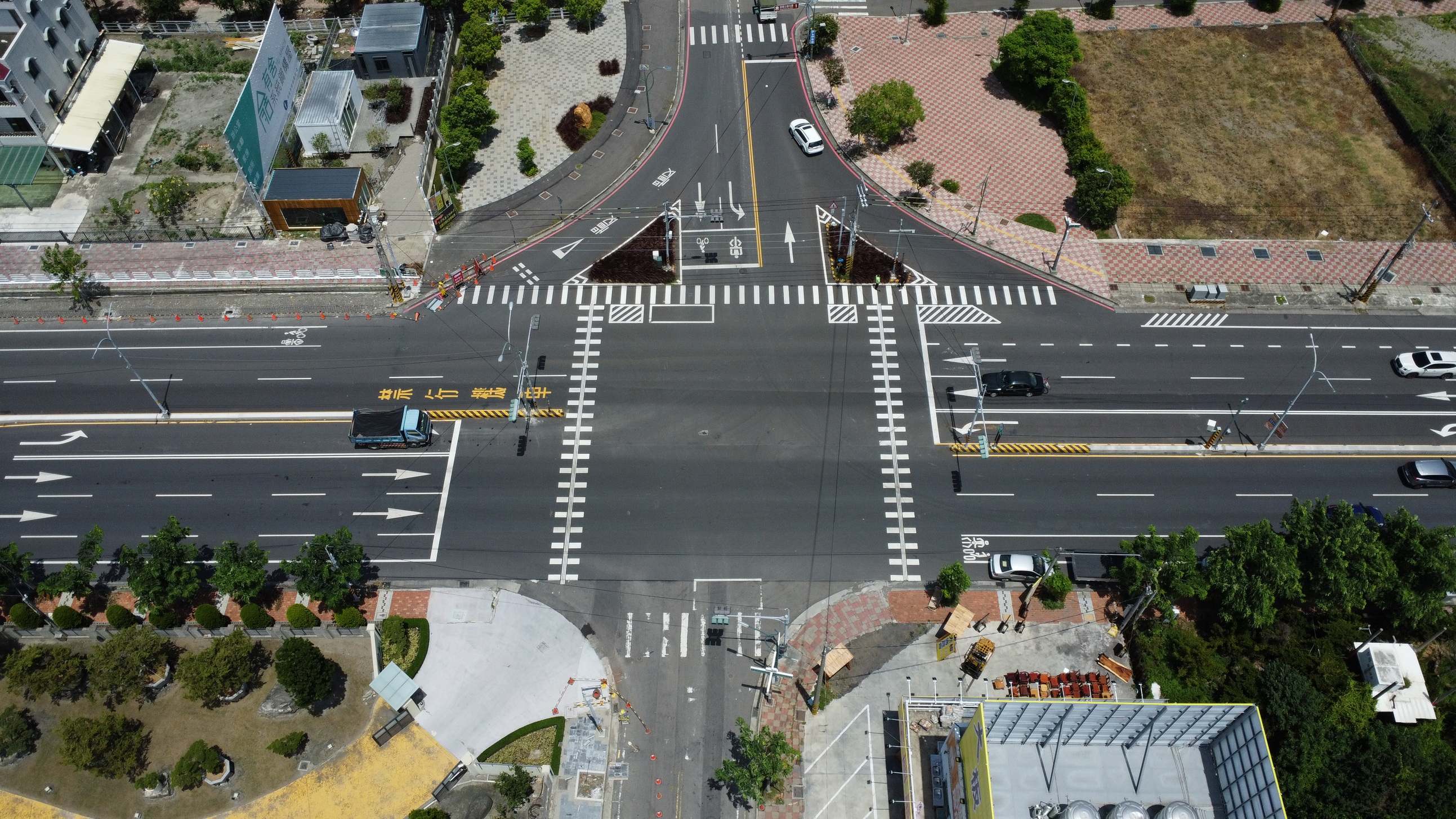 ▲交通部公路局彰化工務段在彰化縣10處重要路口，施設「導盲行穿線」，彰化縣議員李俊諭發現有多處出現很大的烏龍。（記者張溎壕攝）