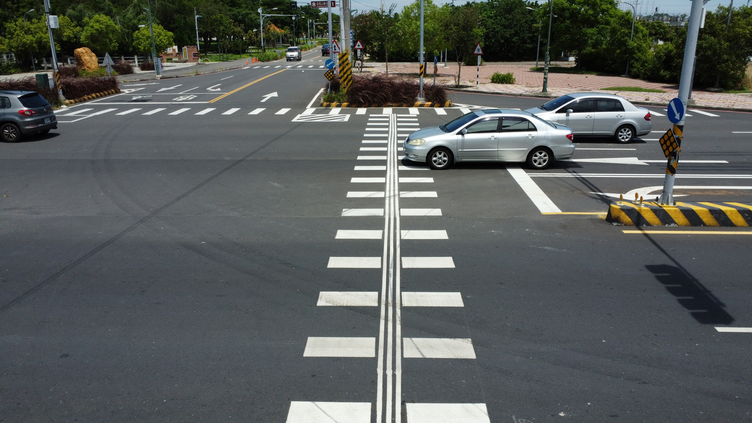 ▲交通部公路局彰化工務段在彰化縣10處重要路口，施設「導盲行穿線」，彰化縣議員李俊諭發現有多處出現很大的烏龍。（記者張溎壕攝）