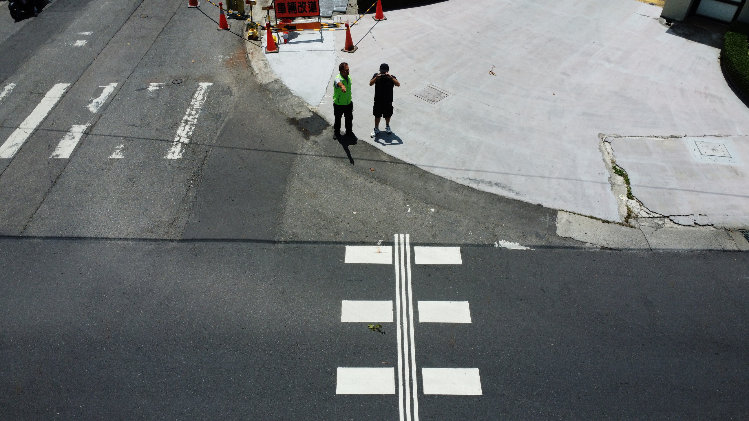 ▲交通部公路局彰化工務段在彰化縣10處重要路口，施設「導盲行穿線」，彰化縣議員李俊諭發現有多處出現很大的烏龍。（記者張溎壕攝）