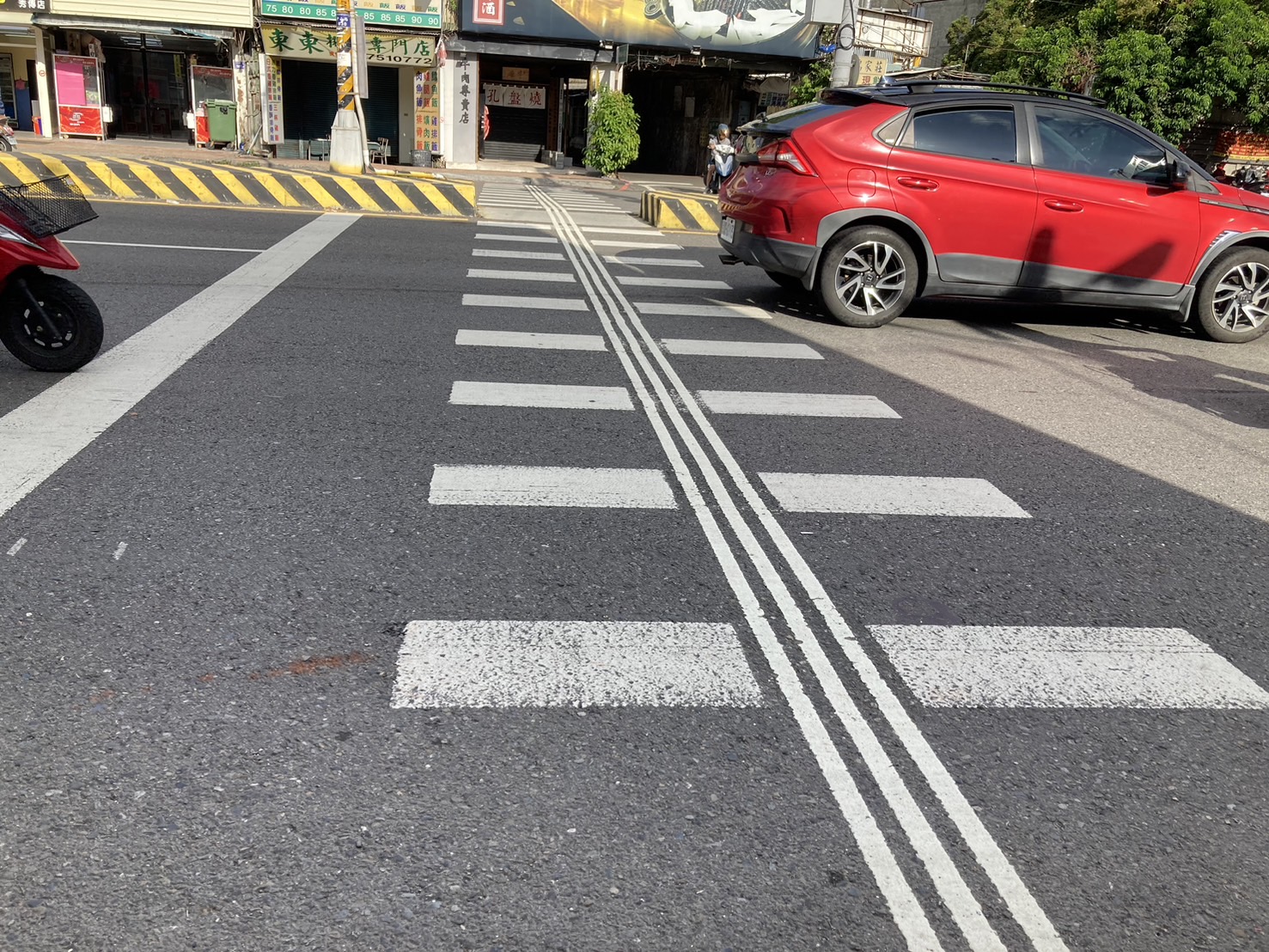 ▲交通部公路局彰化工務段在彰化縣10處重要路口，施設「導盲行穿線」，彰化縣議員李俊諭發現有多處出現很大的烏龍。（記者張溎壕攝）