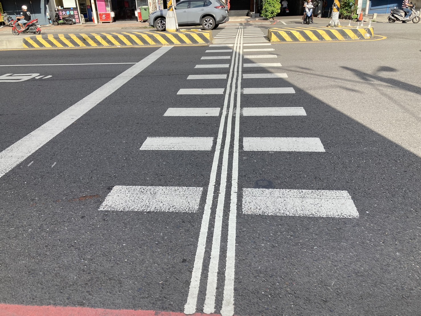 ▲交通部公路局彰化工務段在彰化縣10處重要路口，施設「導盲行穿線」，彰化縣議員李俊諭發現有多處出現很大的烏龍。（記者張溎壕攝）