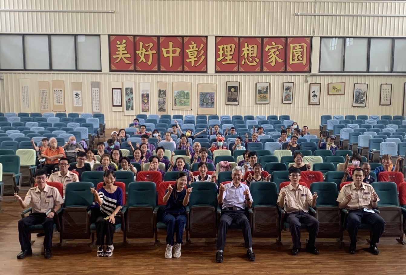 ▲中彰榮家特別邀請臺中榮總埔里分院護理師吳懿庭指導CPR和AED的教育訓練，提升照護人員的急救技能。（記者張溎壕攝）