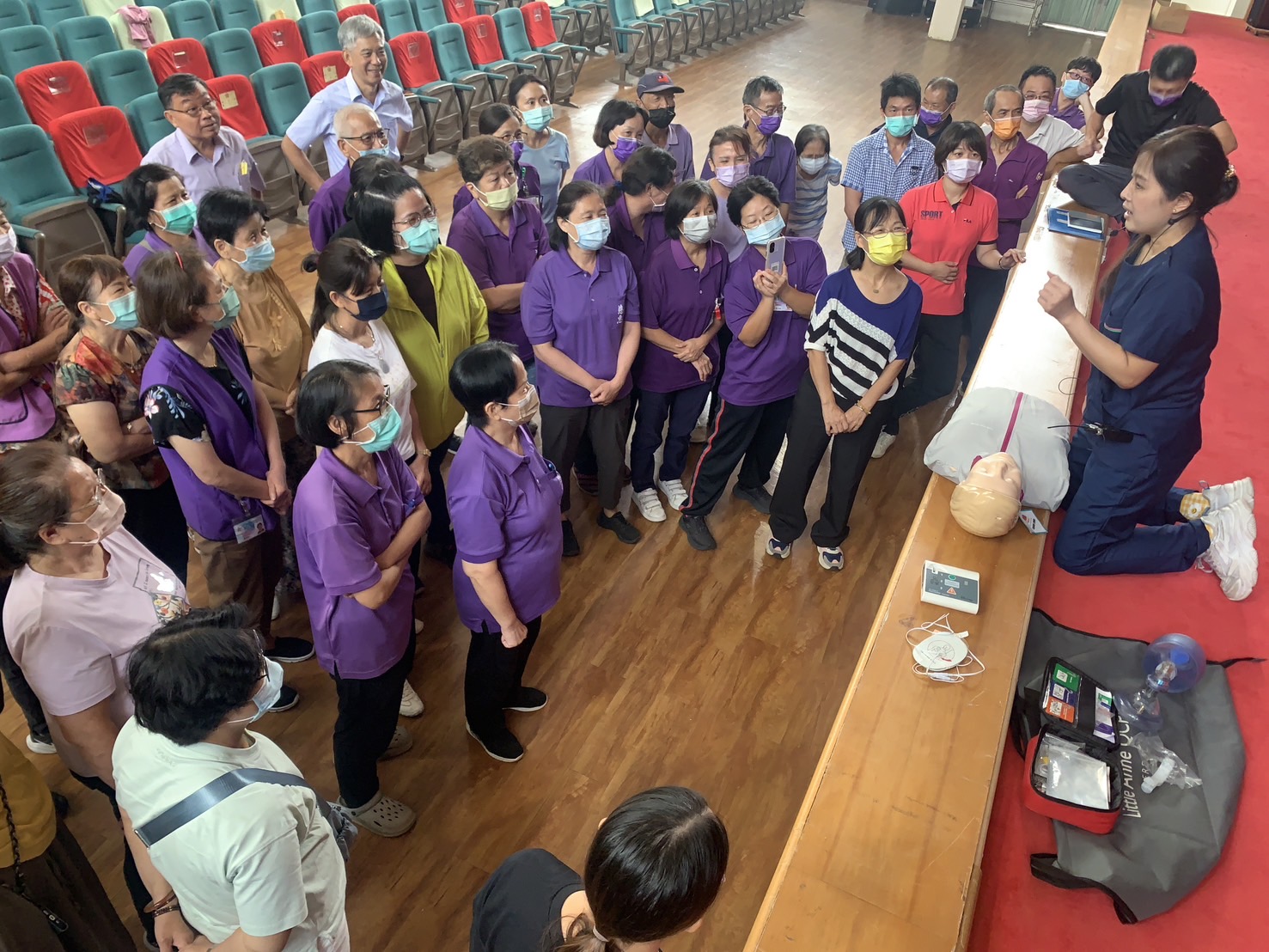 ▲中彰榮家特別邀請臺中榮總埔里分院護理師吳懿庭指導CPR和AED的教育訓練，提升照護人員的急救技能。（記者張溎壕攝）