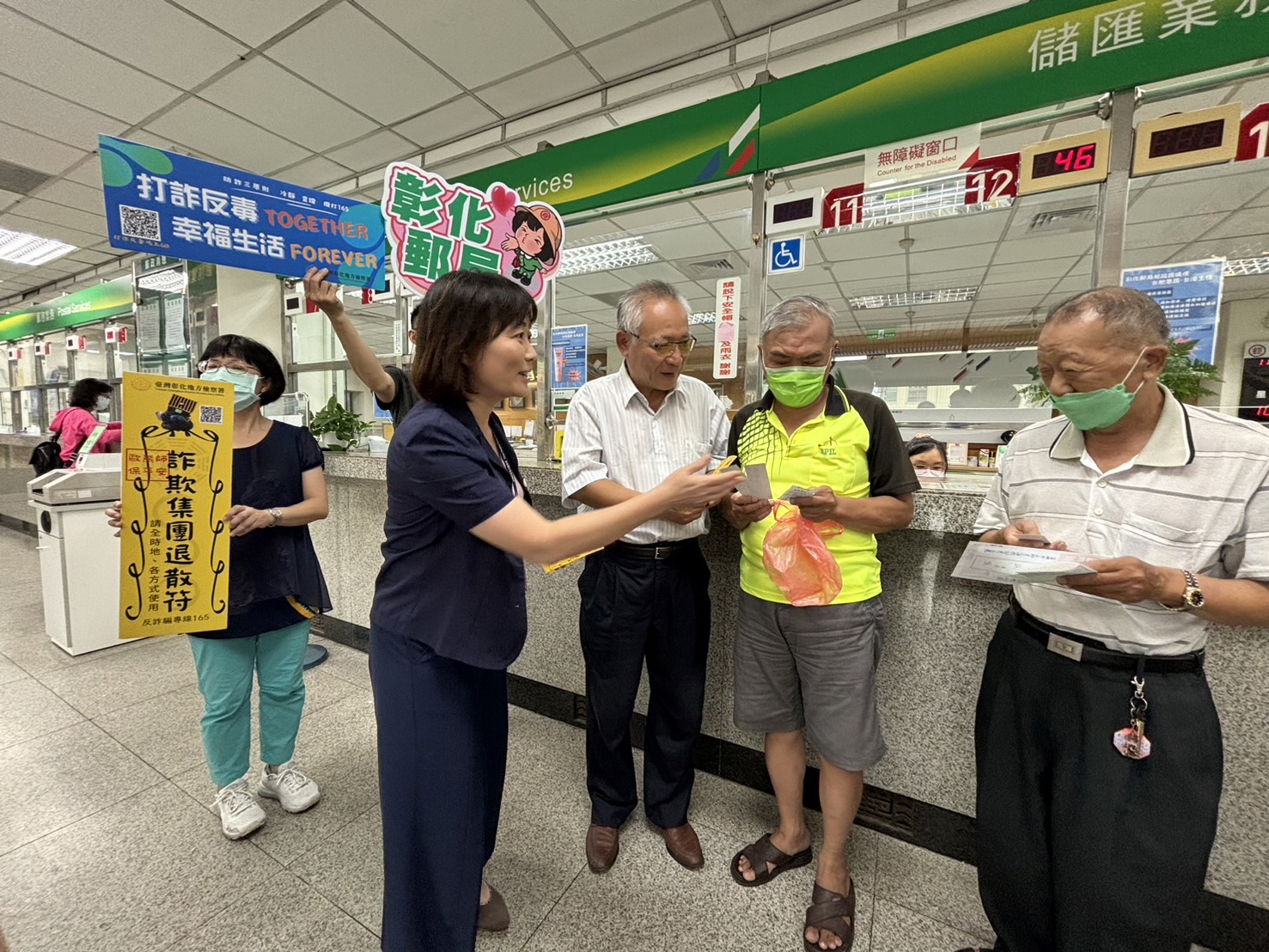 ▲彰化地檢署和彰化郵局攜手合作，在全縣61個郵政支局中，張貼「打詐符咒」宣導文宣，希望提高民眾對詐騙手法的警覺。（記者張溎壕攝）