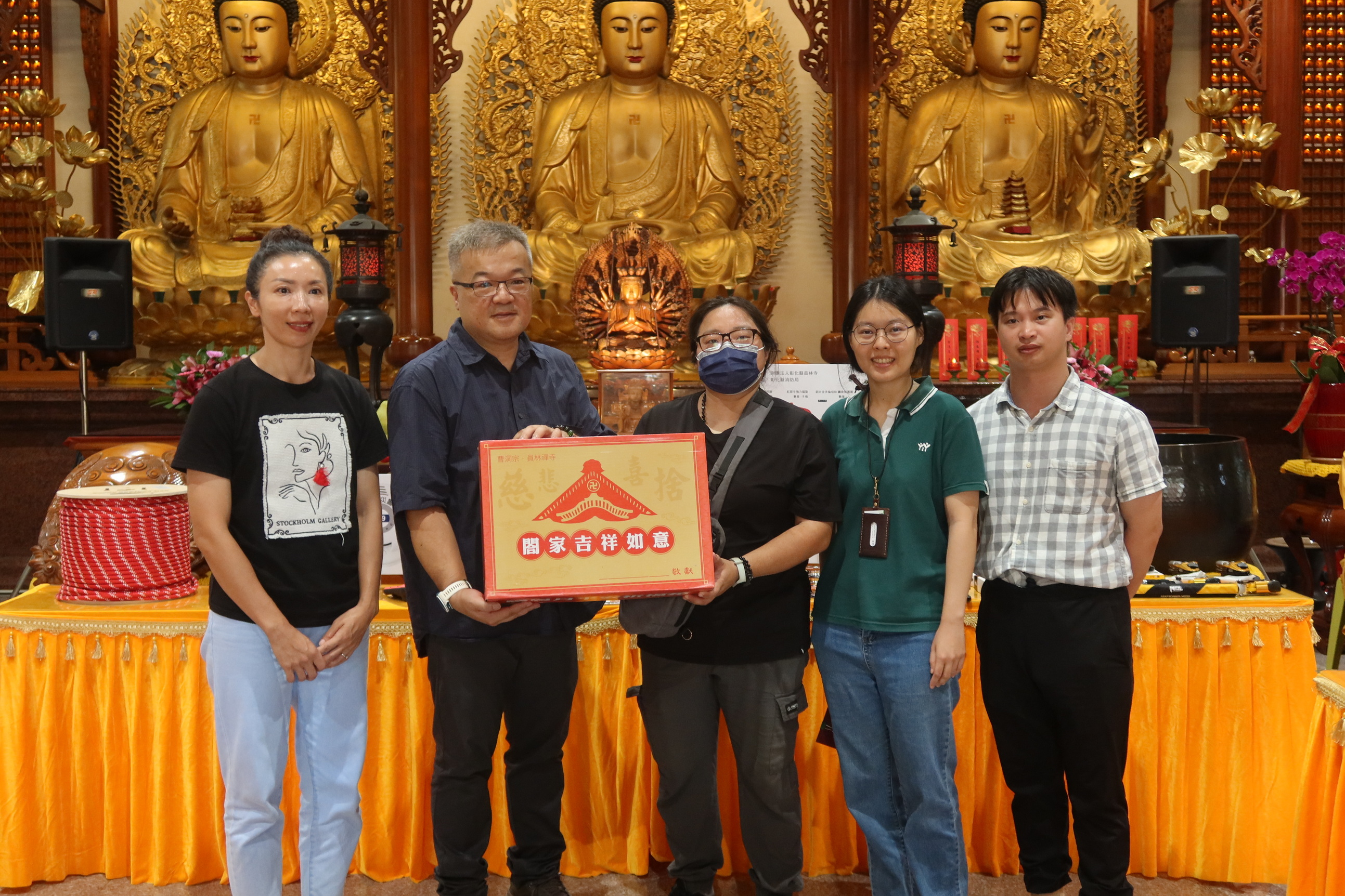 ▲員林禪寺舉辦故董事長朱文科追恩會，捐贈消防器材給彰化縣消防局第二大隊與物資給社福機構，運動器材給永靖國中棒球隊。（記者張溎壕攝）