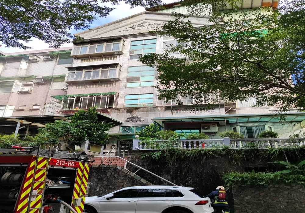 新店社區公寓清晨火警 獨居老翁送醫搶救 215 248240918a04