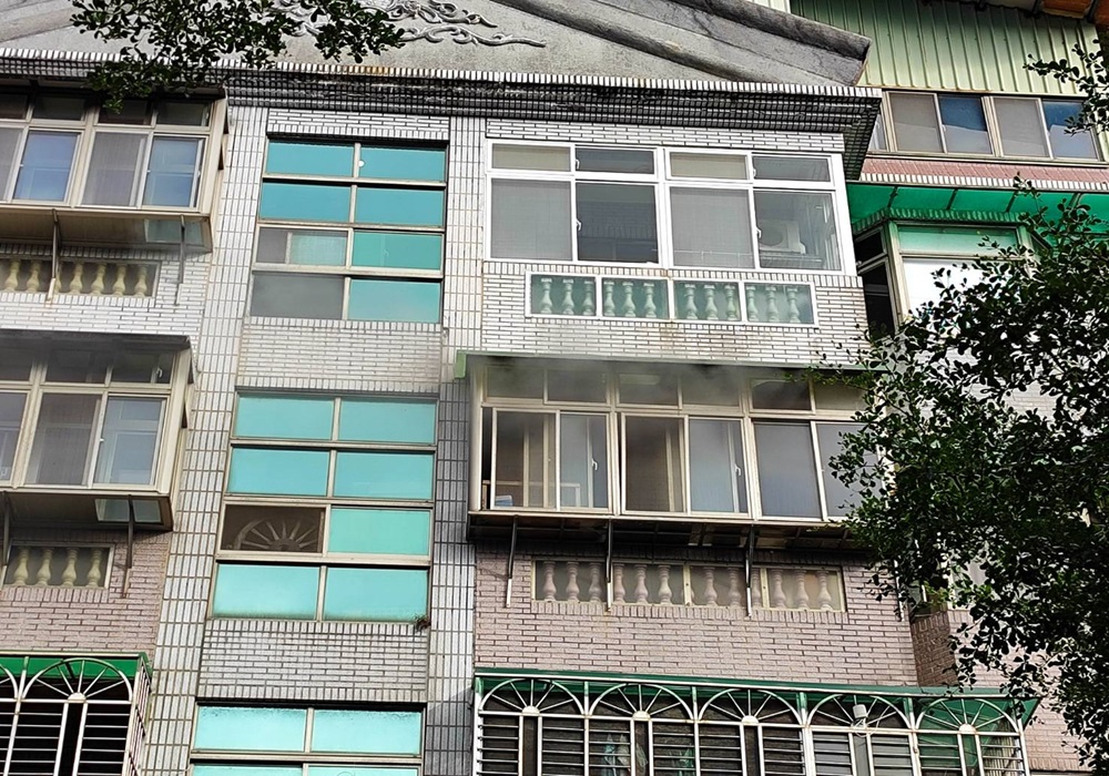 新店社區公寓清晨火警 獨居老翁送醫搶救 216 248240918a05