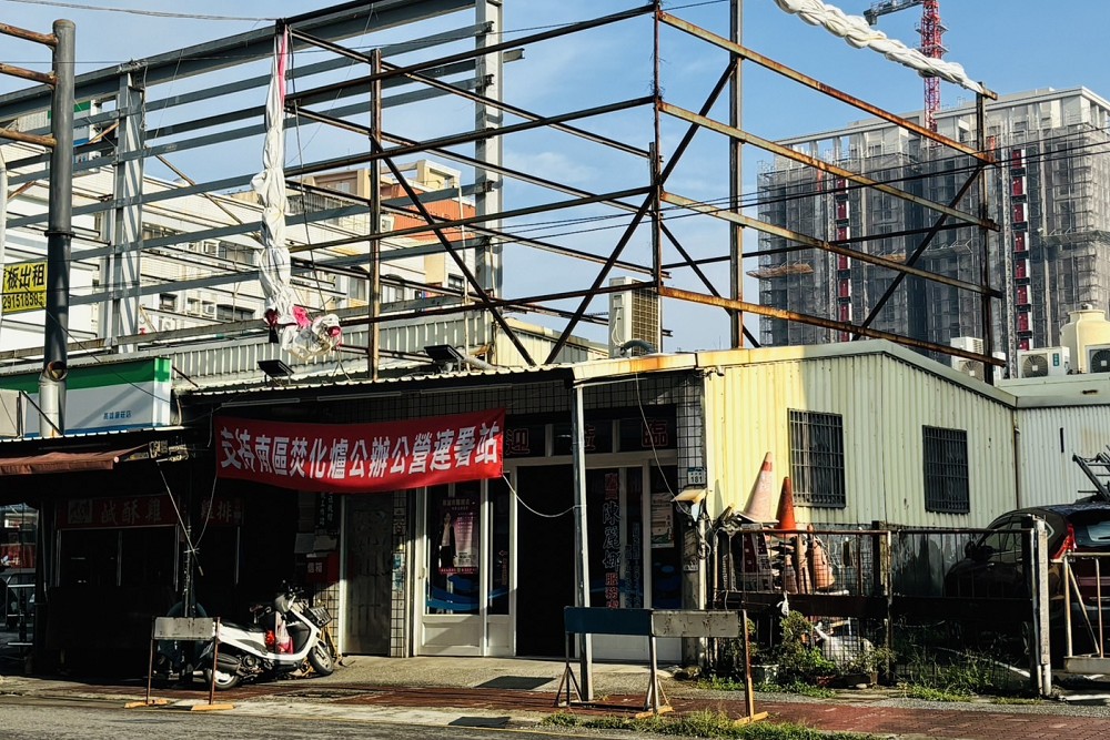 黃紹庭抓三不管潛在風險建物 網友踢爆陳麗娜服務處是大違建 220 黃紹庭抓三不管潛在風險建物 網友踢爆陳麗娜服務處是大違建 219