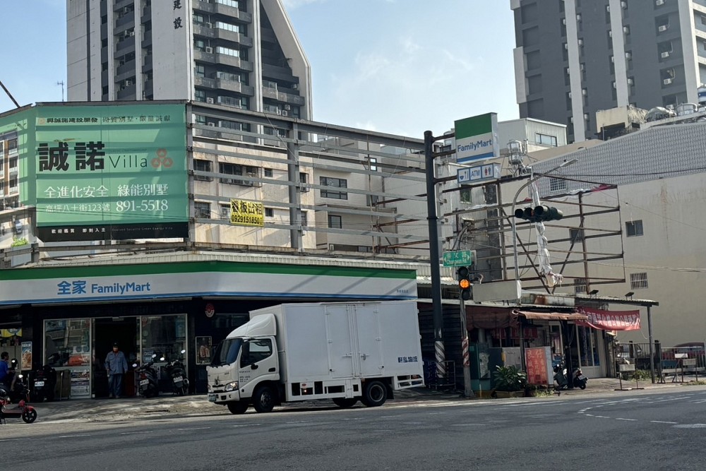 黃紹庭抓三不管潛在風險建物 網友踢爆陳麗娜服務處是大違建 224 黃紹庭抓三不管潛在風險建物 網友踢爆陳麗娜服務處是大違建 223