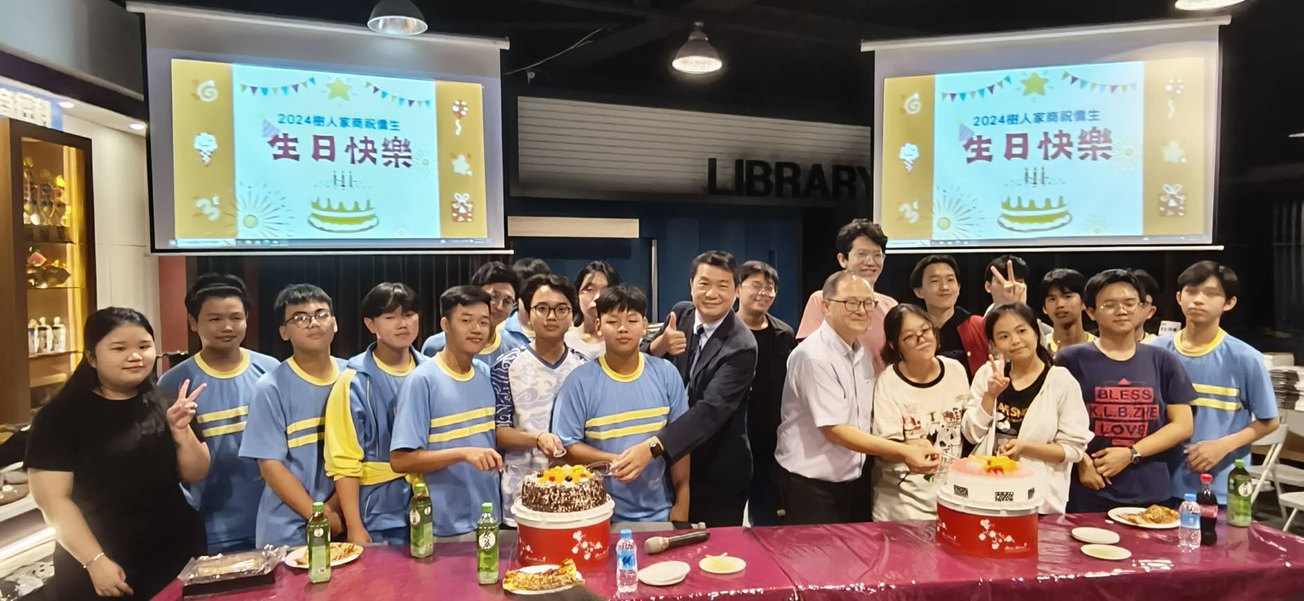 樹人家商首次舉辦中秋、慶生晚會，校方特別準備各式異國料理、特色美食及月餅、文旦、蛋糕讓所有僑生感受樹人家商大家庭的溫暖。(記者謝榮浤 翻攝)