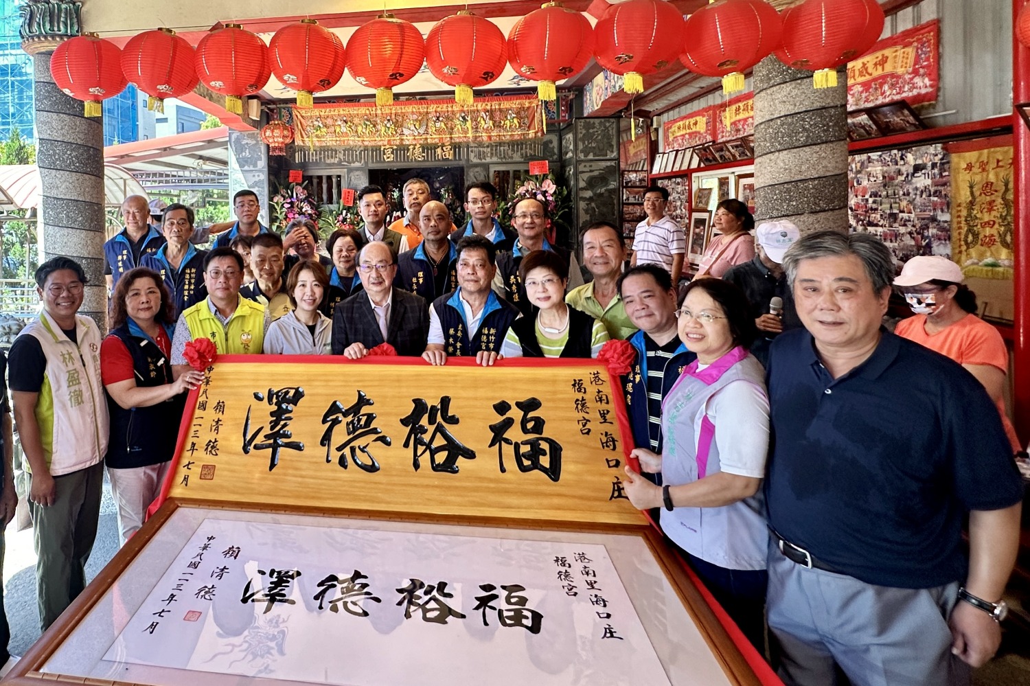 立法院民進黨黨團總召柯建銘代表賴清德總統贈送匾額「福裕德澤」。(圖/記者林照東攝)