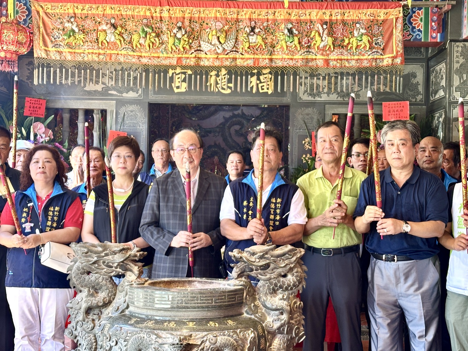 柯建銘總召(中)主委蔡木榮(右三)柯蔡宗親會總顧問蔡東宏(右一)等一同上香祈福。(圖/記者林照東攝)