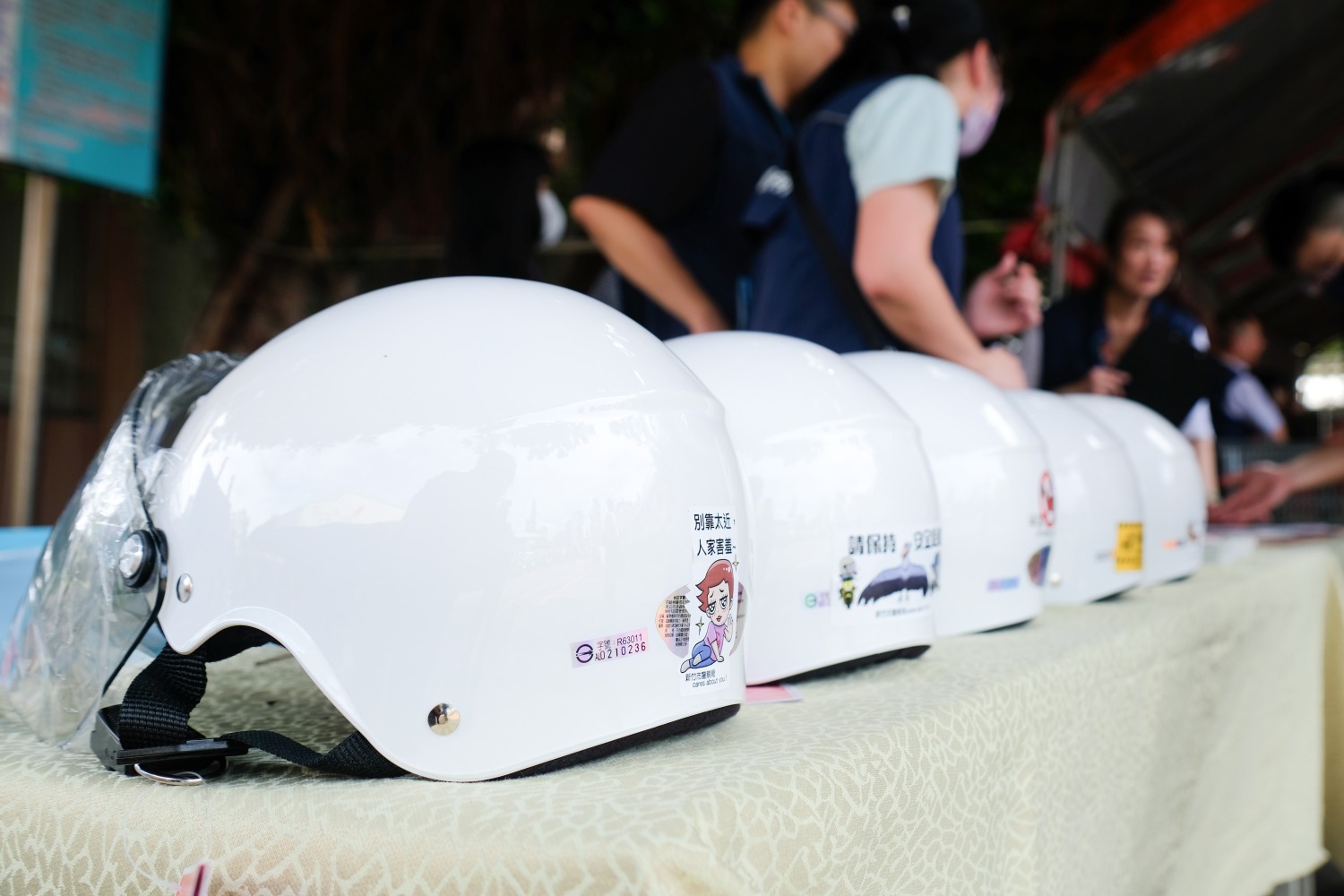 新竹市警察局捐贈500頂安全帽，鼓勵民眾踴躍參加駕駛訓練。（圖/記者林照東翻攝）