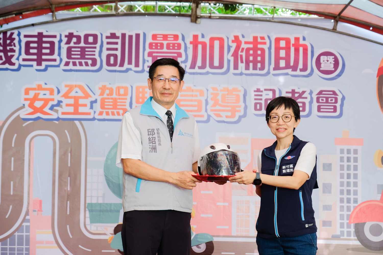 警察局長邱紹洲(左)與新竹區監理所長吳季娟(右)。（圖/記者林照東翻攝）