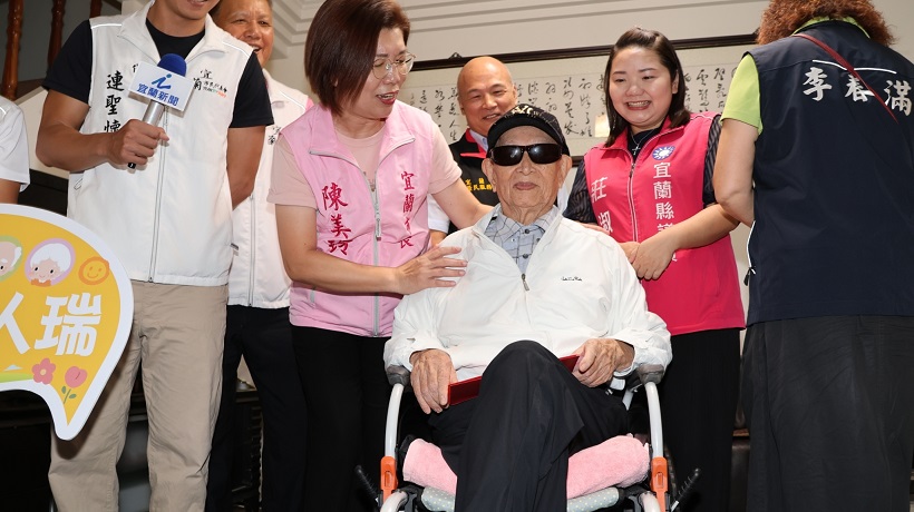 ▲101歲人瑞孫必信戴著墨鏡與陳市長話家常。
