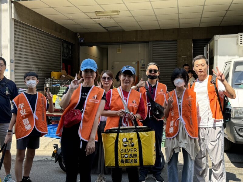 圖文:好牧人糧膳坊中秋節不停歇 志工送餐三百份給獨居老人。