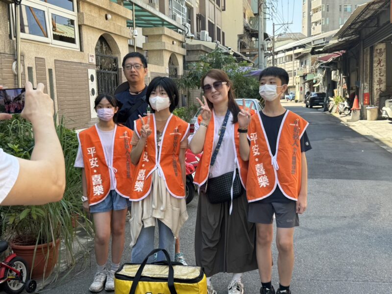 圖文:好牧人糧膳坊中秋節不停歇 志工送餐三百份給獨居老人。