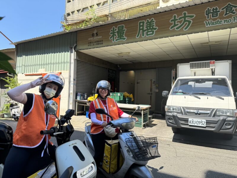 圖文:好牧人糧膳坊中秋節不停歇 志工送餐三百份給獨居老人。