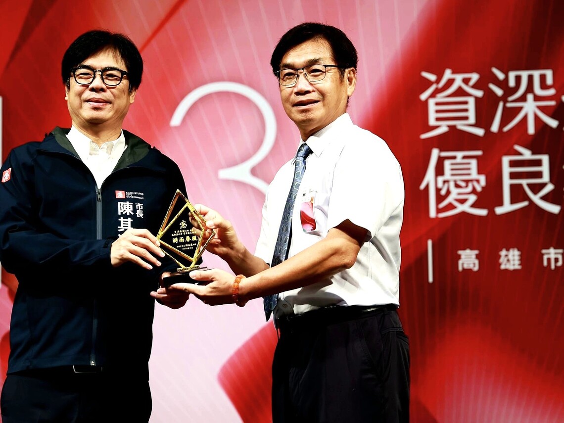 漾新聞|龍山國小校長張二文獲市長頒服務40年資深優良教師獎