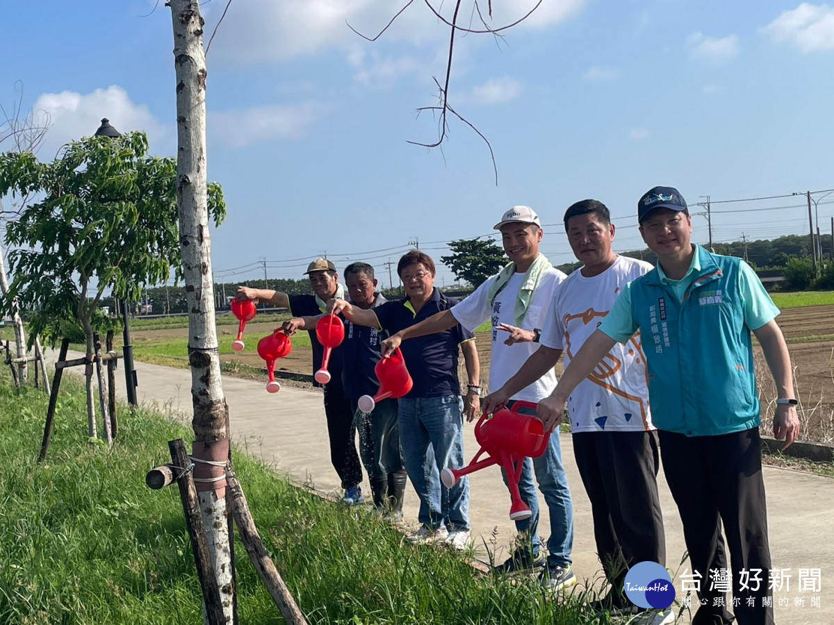 嘉義縣義竹鄉桑椹銀行認養自行車道助力綠美化/陳致愷翻攝