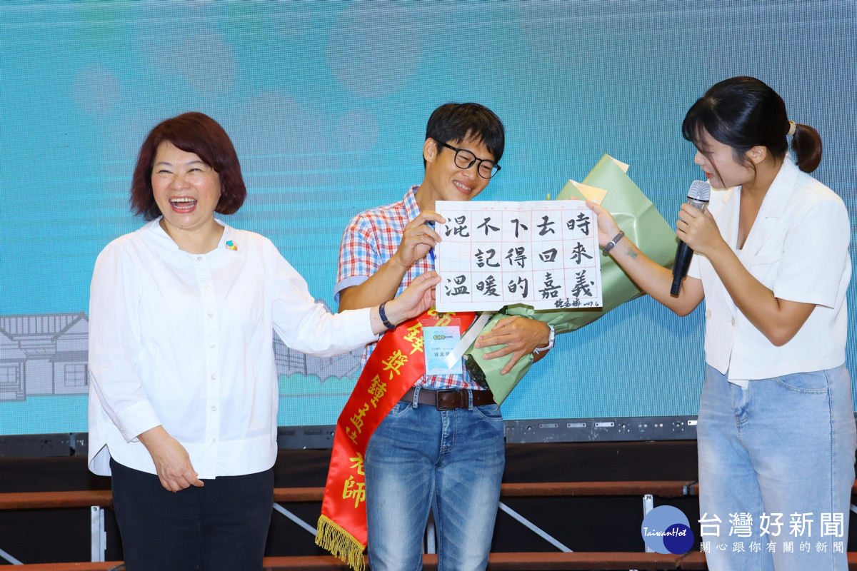 學生麻筱祺帶著鍾孟璋老師過去手寫講義與鼓勵驚喜現身/陳致愷翻攝