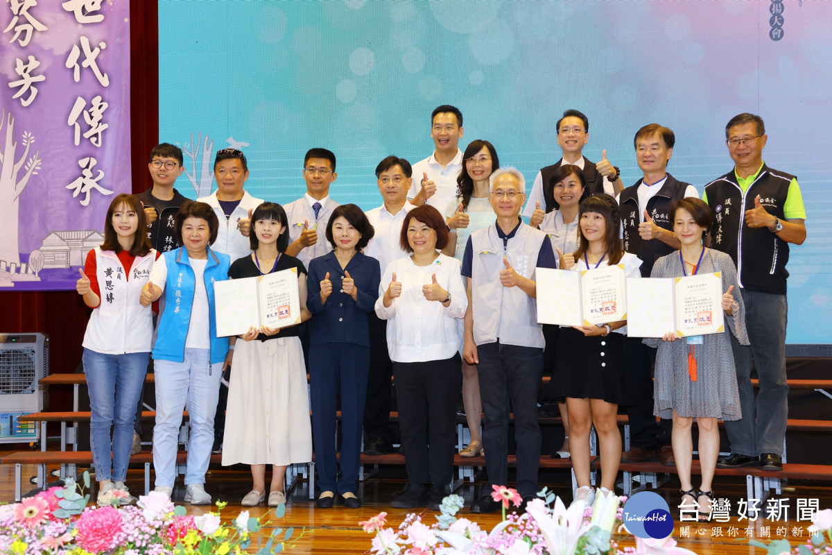市長頒發獎狀 感謝教師春風化雨的付出/陳致愷翻攝