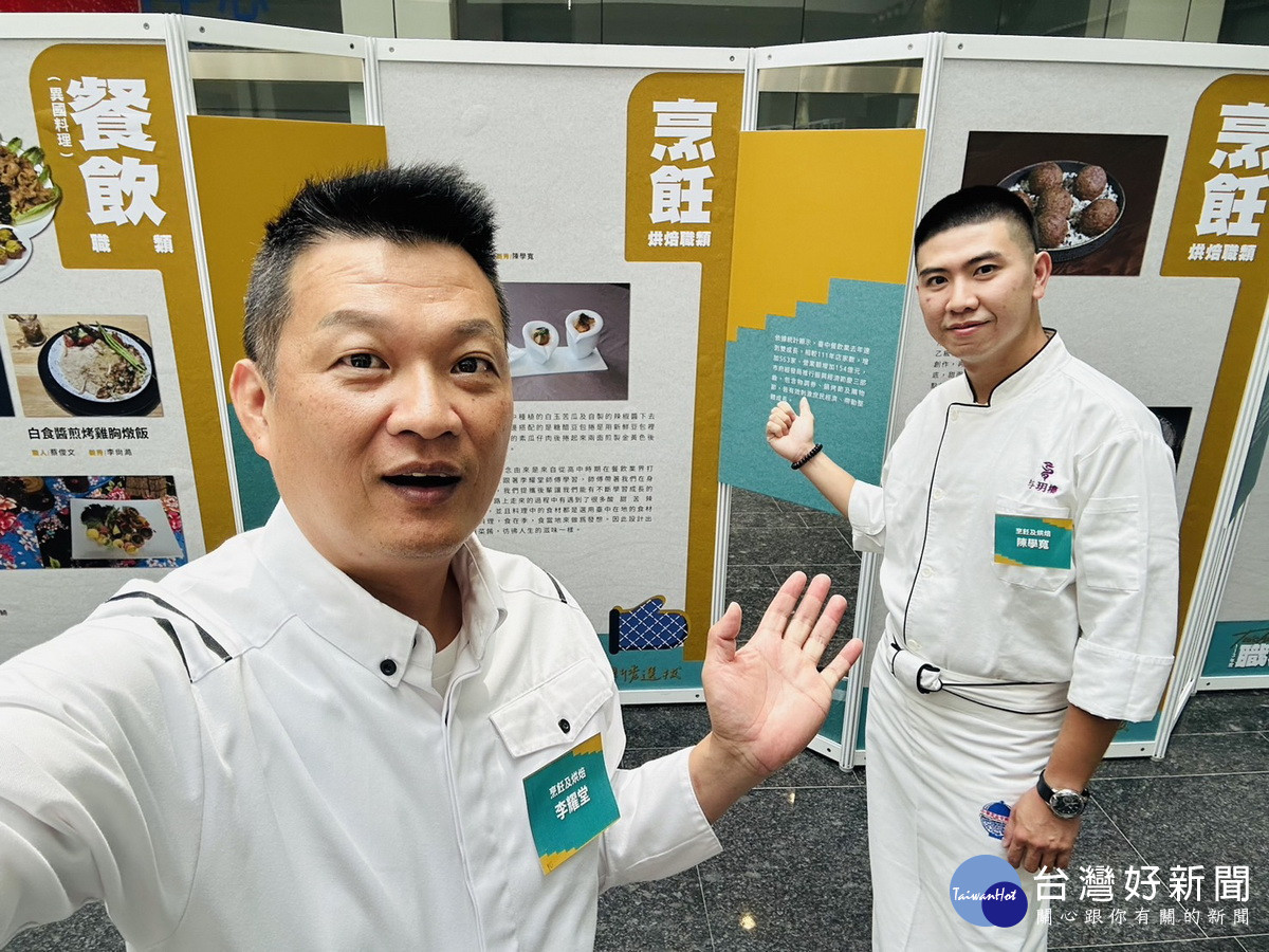 李耀堂老師(左)頗以學生為榮。(南開科大提供)