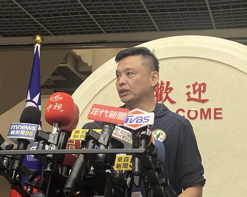 洪健益繼16日揭露前台北市兵役局長朱亞虎寫給蔡壁如的親筆信,19日再公布蔡壁如2017寫給林洲民的「便箋」。中央社