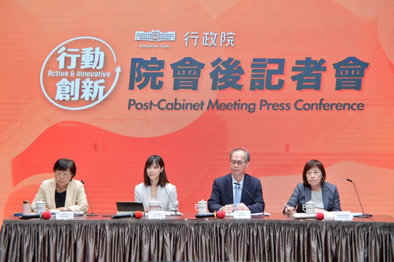 行政院發言人李慧芝(左2)19日主持行政院會後記者會時說,有關台塑集團人員赴中遭邊控、盤查一事,政府已有掌握相關訊息。行政院提供