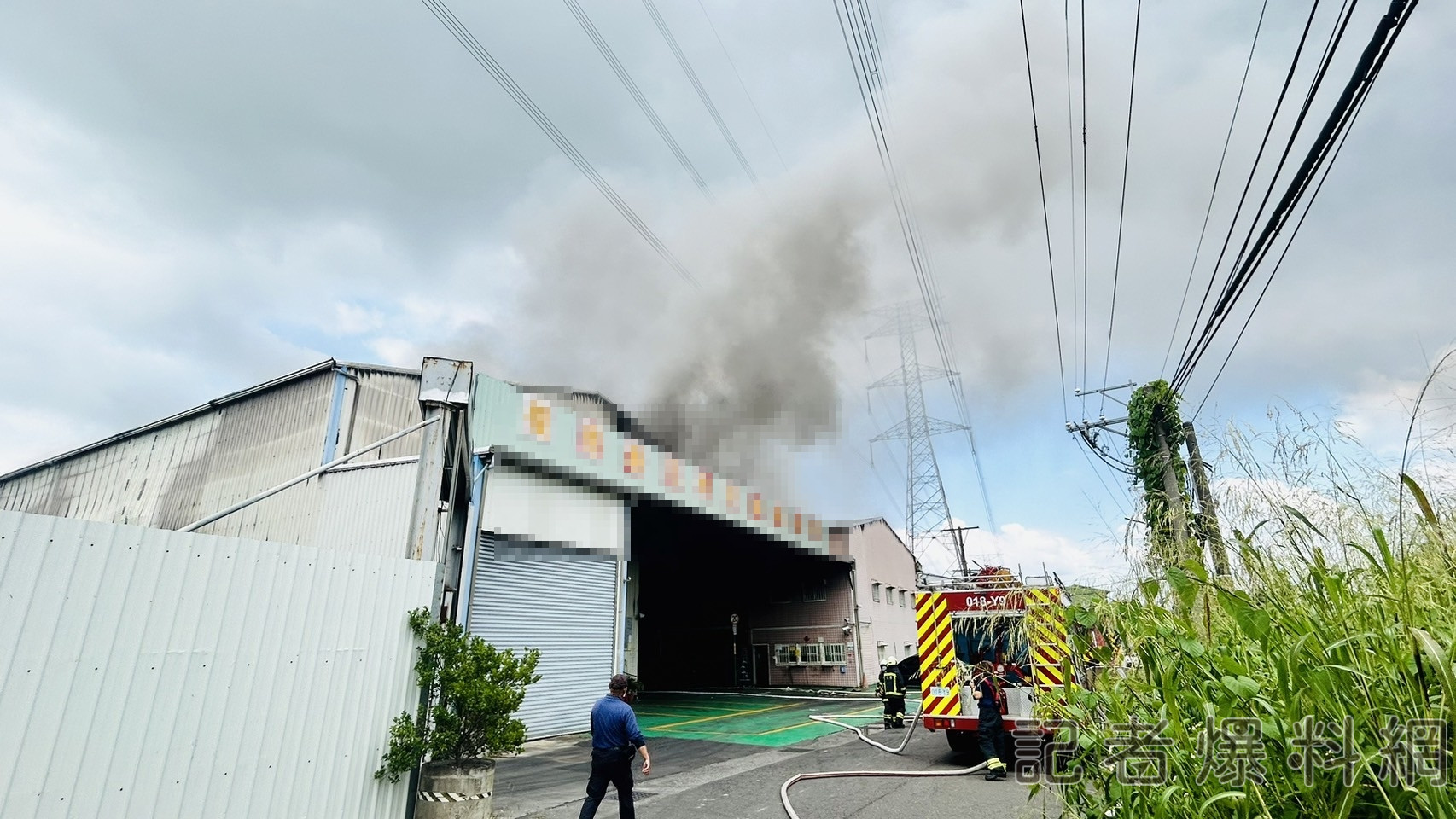 ▲高雄汽車報廢場今(19)日上午傳出火警,4人一度受困。(圖/民眾提供)
