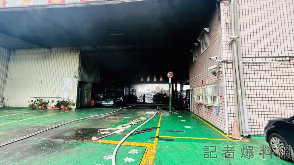 ▲高雄汽車報廢場今（19）日上午傳出火警，內部全面燃燒。（圖／民眾提供）