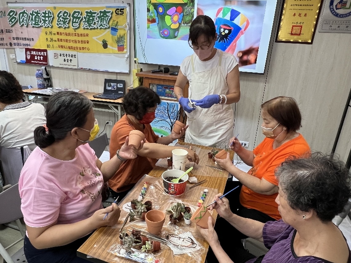 透過照顧植物的生長 豐富生活、療癒身心 正聲嘉義電台帶領長輩 「聽見夢想的聲音~多肉植栽 綠色療癒」公益