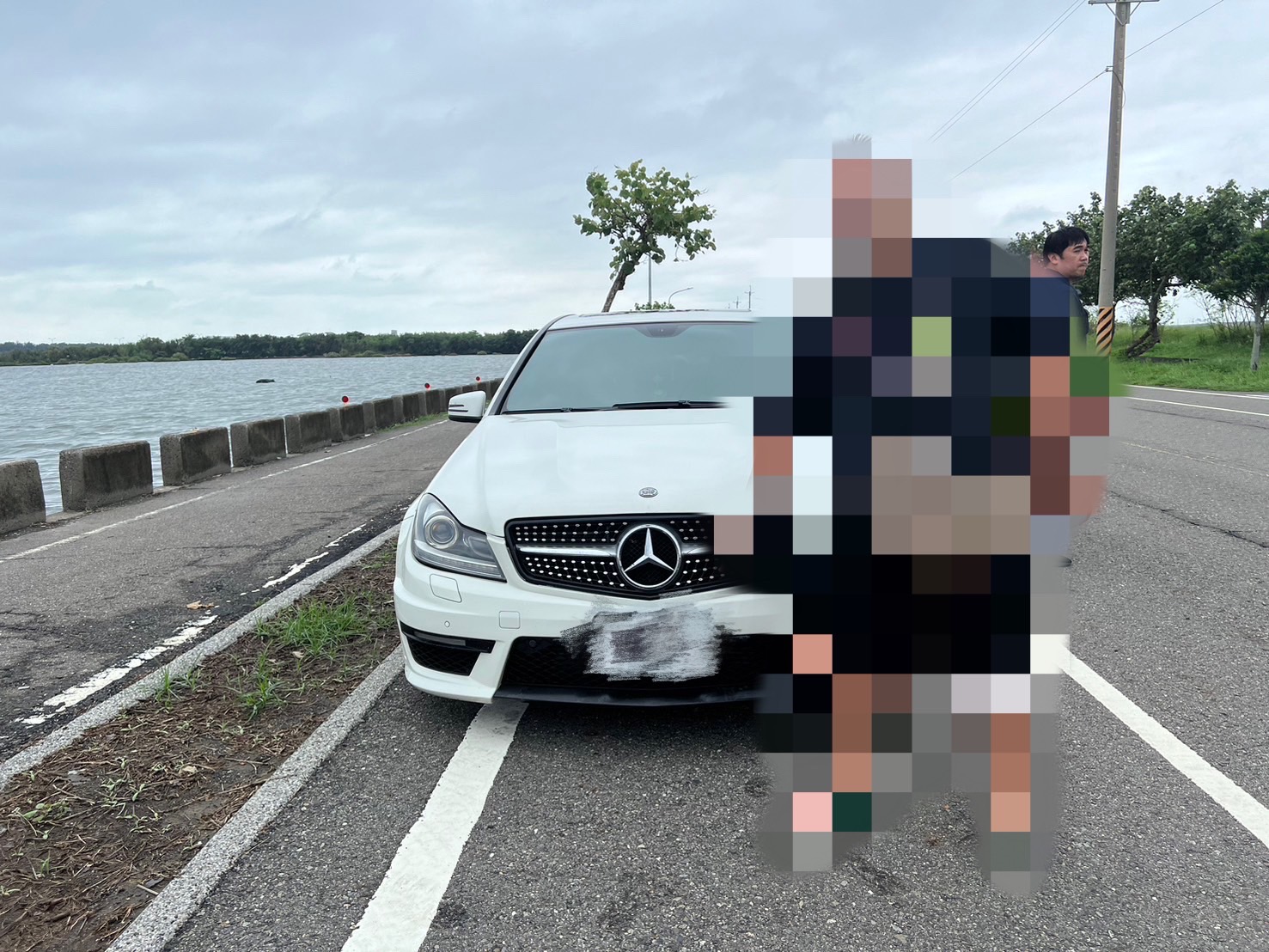 ▲王姓男子因汽車車牌遭註銷，透過友人購得仿真車牌後懸掛上路，遭學甲分局警方查獲舉發拖吊，並依刑法第216條行使偽造文書罪嫌送辦。（圖／記者陳彥霖翻攝）