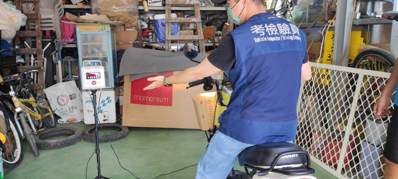 ▲微型電動二輪車，從今年11月30日起，須懸掛車牌及投保強制險始可合法上路，未掛牌上路將受罰並移置保管。（彰化監理站提供）