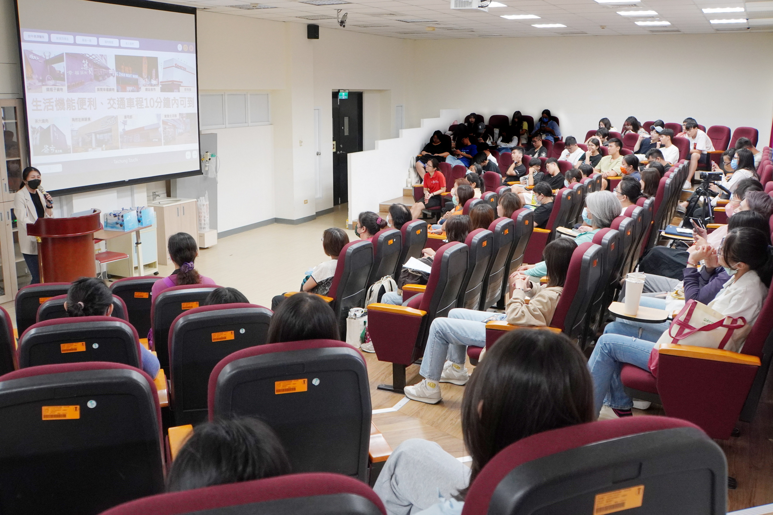 ▲大葉大學學士後護理學系舉辦「醫院產學合作獎助學金說明會」，幫助學生接軌職場，預約未來護理人才。（記者張溎壕攝）