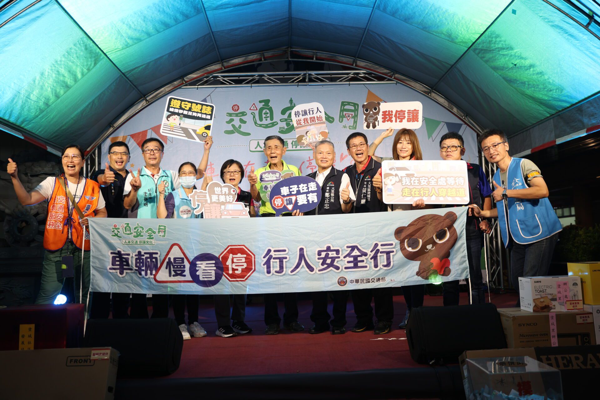 走進鄰里「廟口開講」！　中市府交安宣導出新招 新聞局：以人為本守護長者