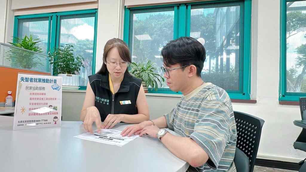 ▲中彰投分署就服員解說推動失智者就業計畫。(示意圖/記者林明佑翻攝)
