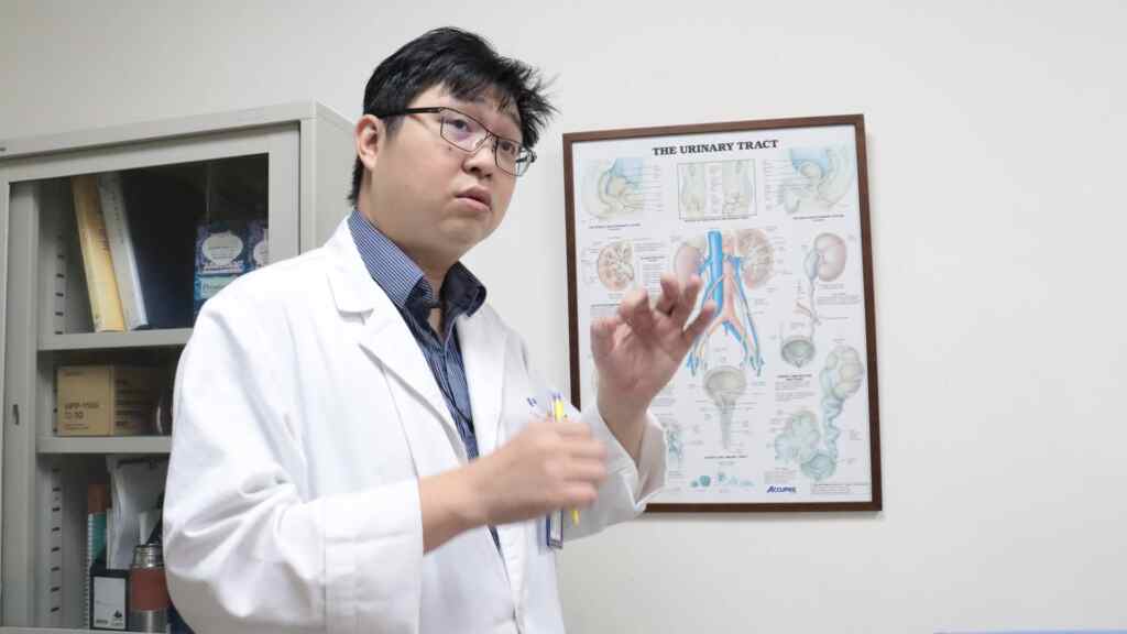 ▲彰化醫院腎臟科主任蔡旻叡表示,泌尿道結石可能發生在腎臟、輸尿管、膀胱、尿道,不管是哪種形狀,要預防結晶成石,最重要的是多喝水、不要憋尿、適度運動,營造出較為不易結石的環境。(記者林明佑翻攝)