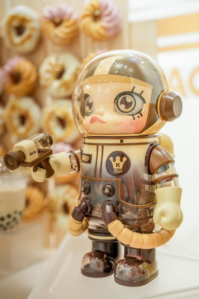 POP MART全新推出台灣限定「MEGA SPACE MOLLY 400%珍珠奶茶」。