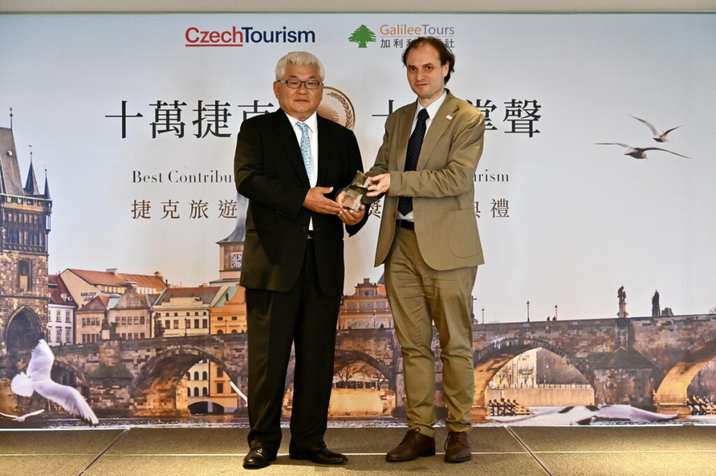捷克旅遊局頒發「捷克旅遊卓越貢獻獎」予加利利旅行社 左:加利利旅遊集團董事長 彭榮富 右:捷克觀光局日本兼台灣辦事處主任.Štěpán Pavlík