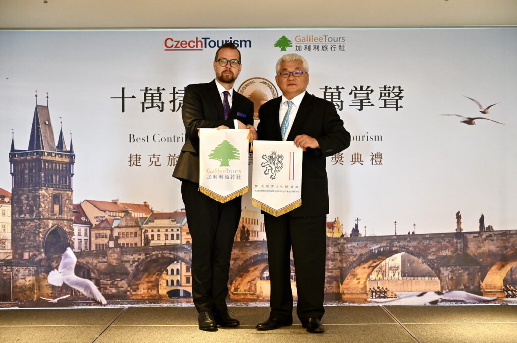 捷克經濟文化辦事處與加利利旅行社互贈錦旗,象徵台捷友好 左:捷克經濟文化辦事處代表David Steinke 右:加利利旅遊集團董事長 彭榮富