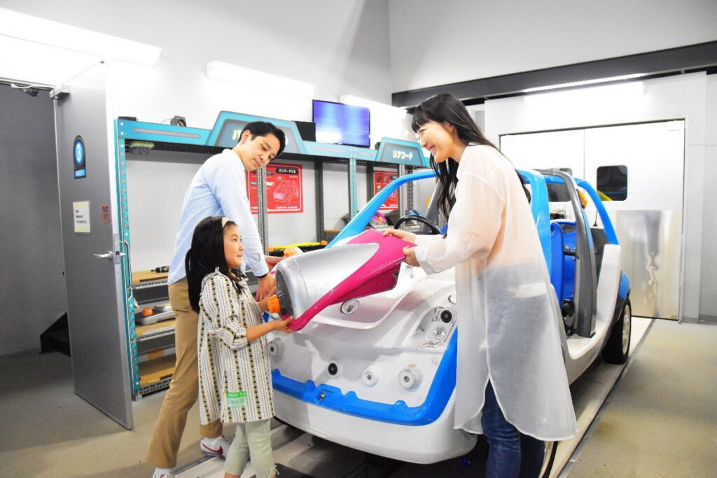 遊客可以把喜歡的零件裝在車體上，並且可以乘坐進行車輛檢查及測試運轉。（©讀賣樂園）