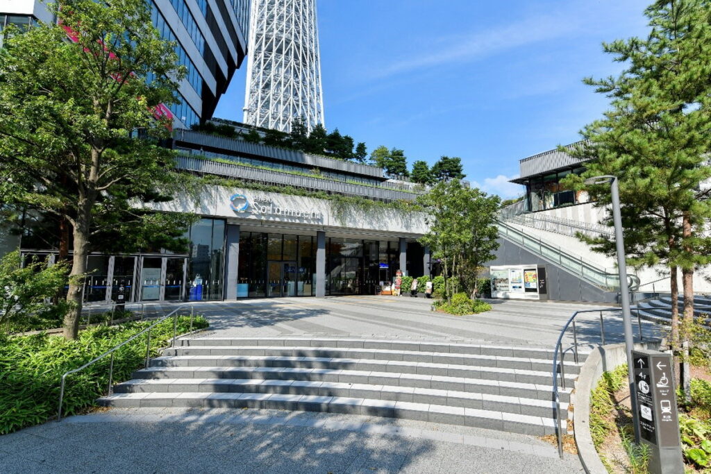 東京晴空塔城外觀（Solamizaka 廣場）。（©TOKYO-SKYTREETOWN）