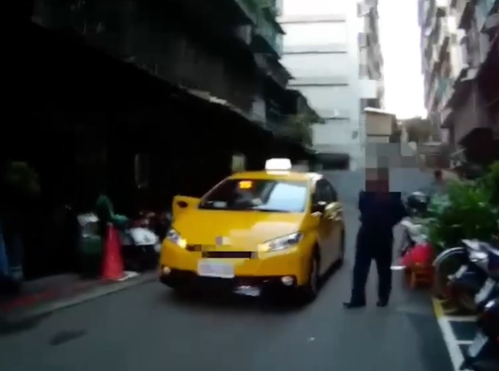 少找100元 醉男槓上小黃司機就是不下車 204 cnews204240919a09