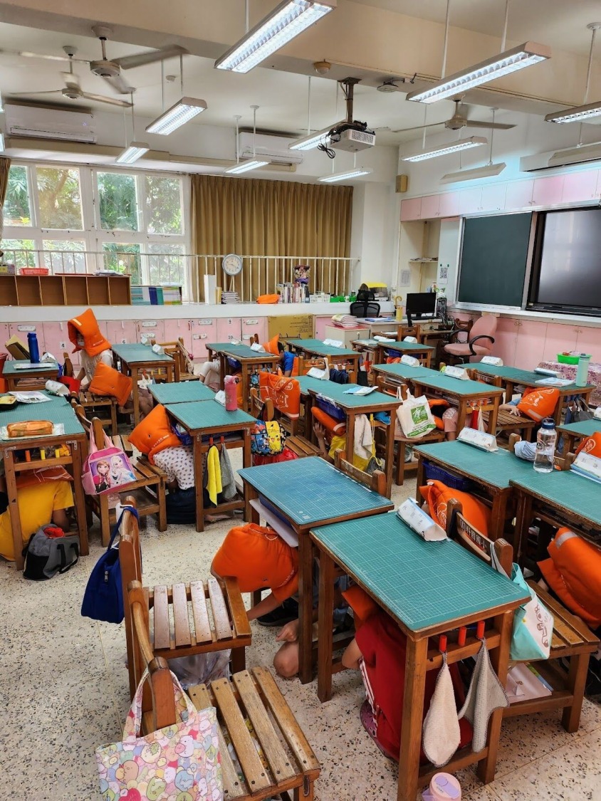 新竹市東區科園國小學童著防災頭套往戶外進行逃生演練。（圖/記者林照東翻攝）