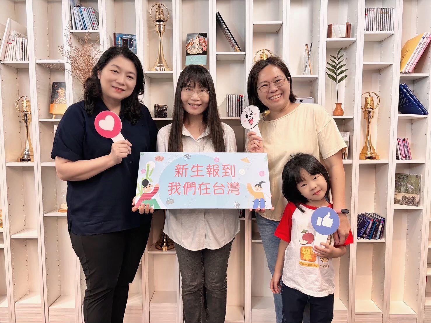 新住民家庭服務中心社工陳慧美(左二)展現銀髮族的活力,不僅進修取得碩士,現也持續服務新住民姊妹。(圖/記者林照東翻攝)